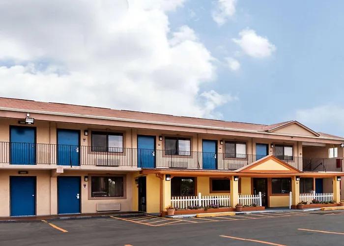 Pet Friendly hotel: Red Carpet Inn Elkton
